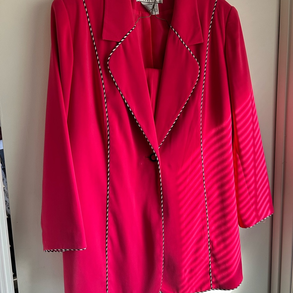 Chic Fuchsia Women's Blazer with Contrast Trim